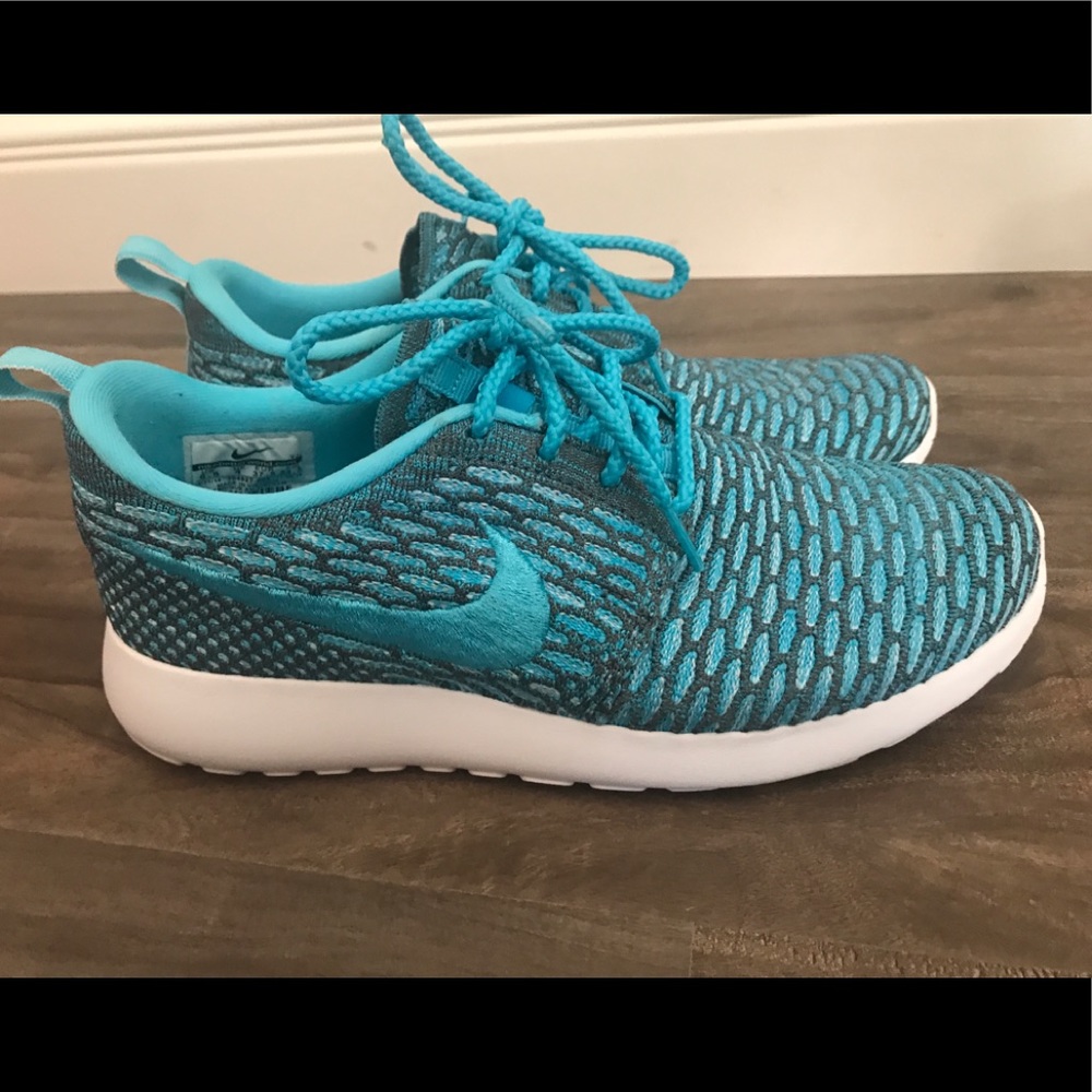 Nike Woman’s Rosherun Flyknit shoes